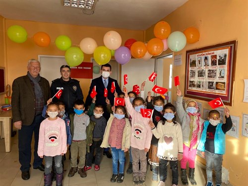 İlçemiz Kaymakamı Emre ÇİFCİ,  Elmadüzü Köy İlkokulunu     ziyaret etti. 