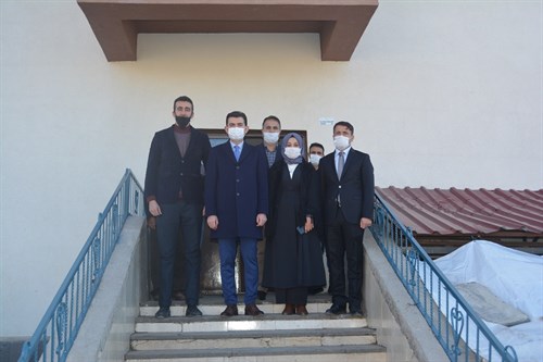 İlçemiz Kaymakamı Emre ÇİFCİ,  Adaklı İmam- Hatip Ortaokulunu    ziyaret etti. 
