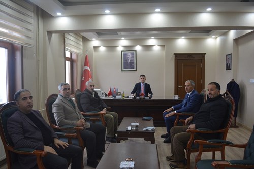 Bingöl Şehit Aileleri Dernek  Başkanı Vahap BAYSAL Kaymakamımız Emre ÇİFCİ' yi Makamında ziyaret etti.