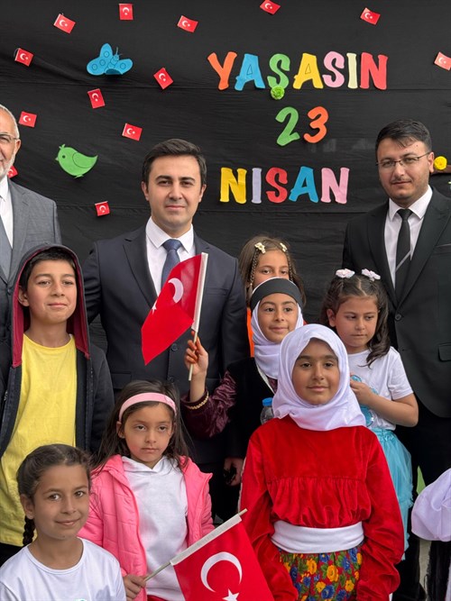 Kaymakam Koray Çelik, 23 Nisan Ulusal Egemenlik ve Çocuk Bayramı’nı Öğrencilerle Kutladı